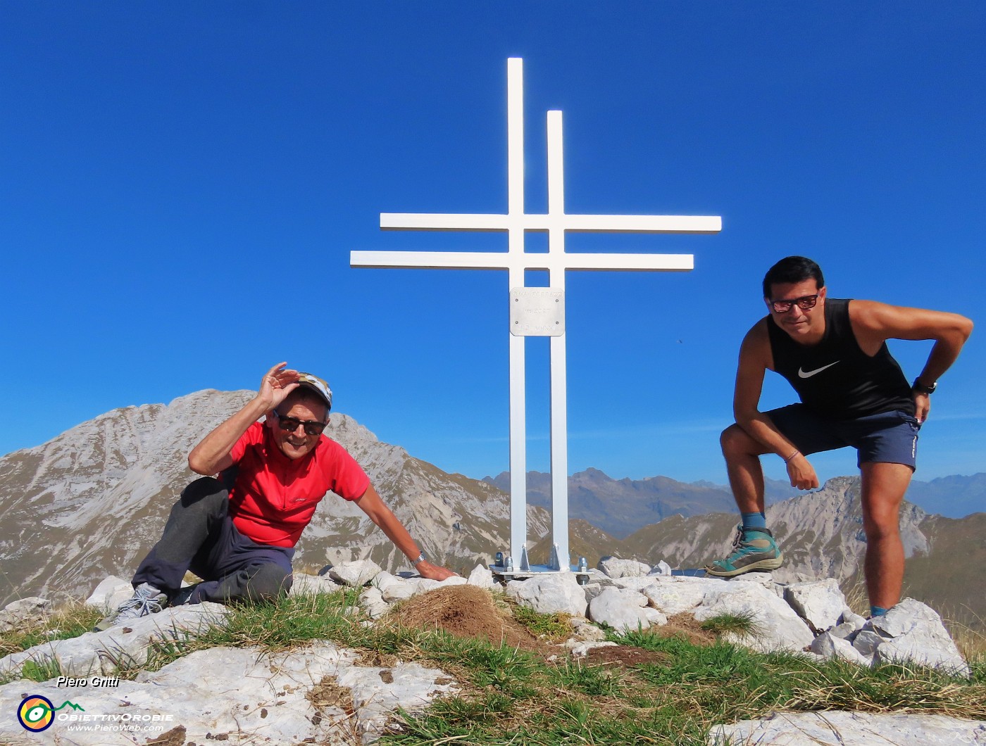 43 Alla croce di vetta di Cima Foppazzi (2093 m) con vista in Arera.JPG
